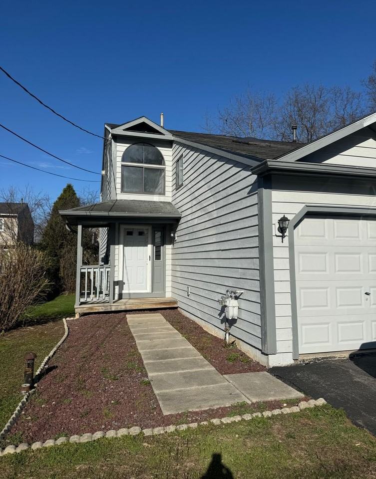 323 Gillespie Ave - Photo 3 of 27