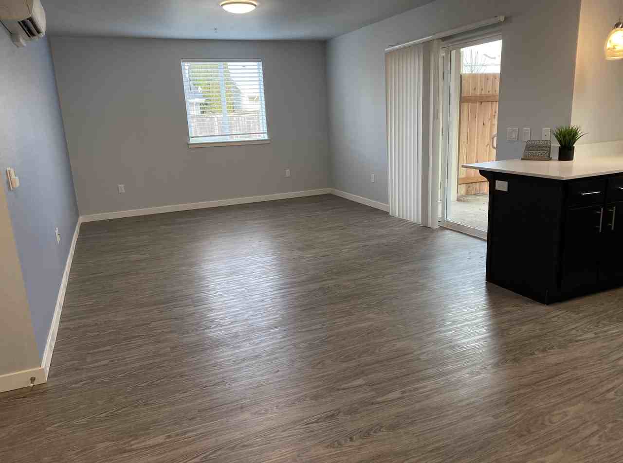 Queen Court Apartments - Photo 5 of 45