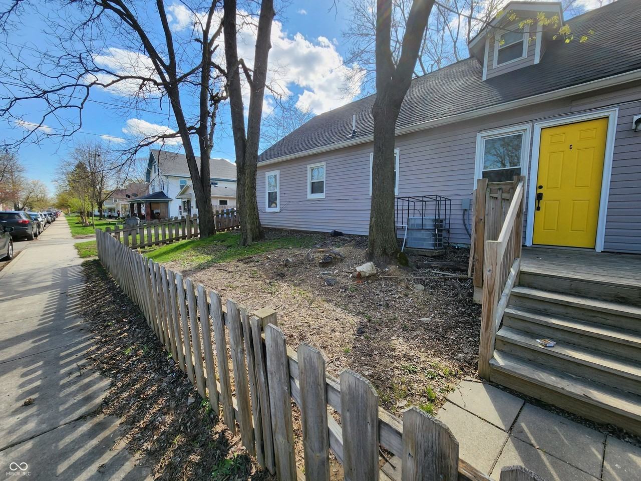 2531 E 10th St Apt C - Photo 2 of 21