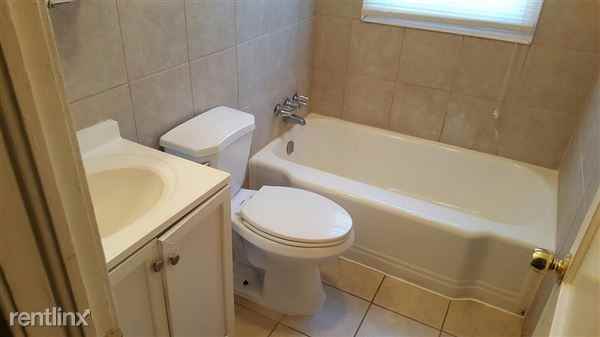 980 Welch St SE - Photo 2 of 9