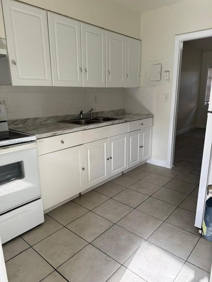 1855 Nw 43rd St - Photo 3 of 8