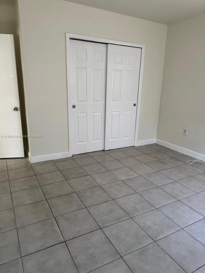 1855 Nw 43rd St - Photo 5 of 8