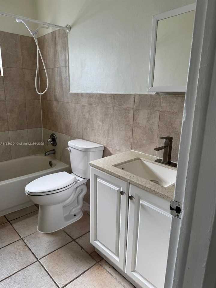 1855 Nw 43rd St - Photo 6 of 8