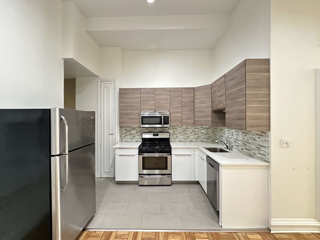1160 N La Salle Dr #1 - Photo 2 of 21