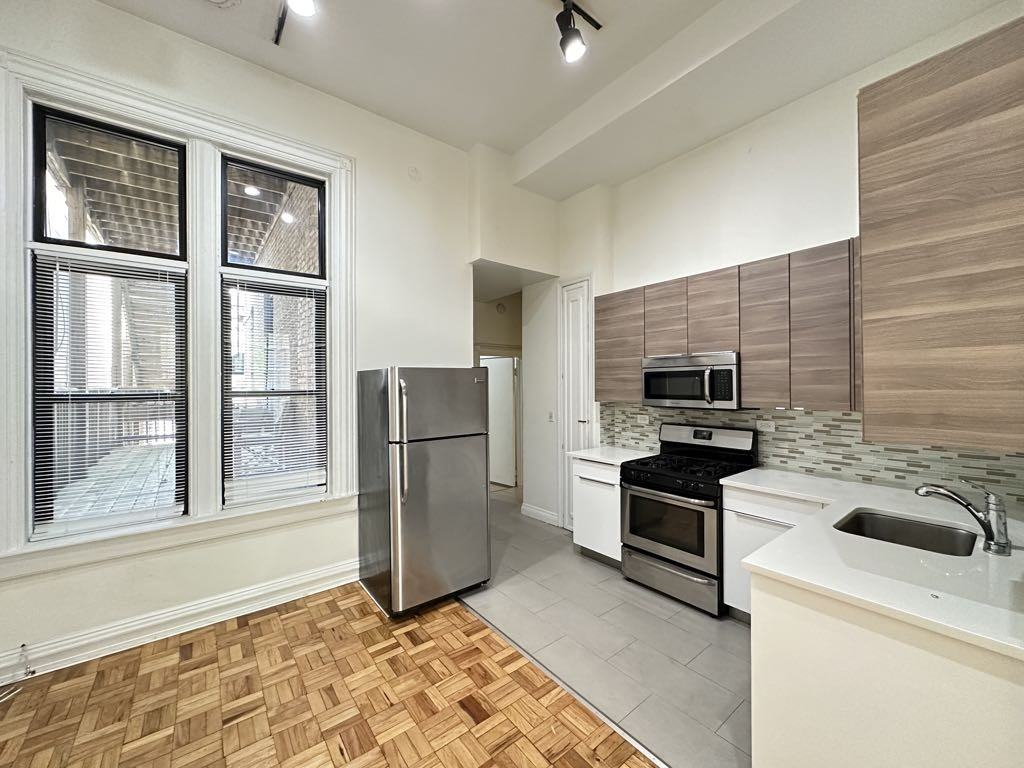 1160 N La Salle Dr #1 - Photo 3 of 21