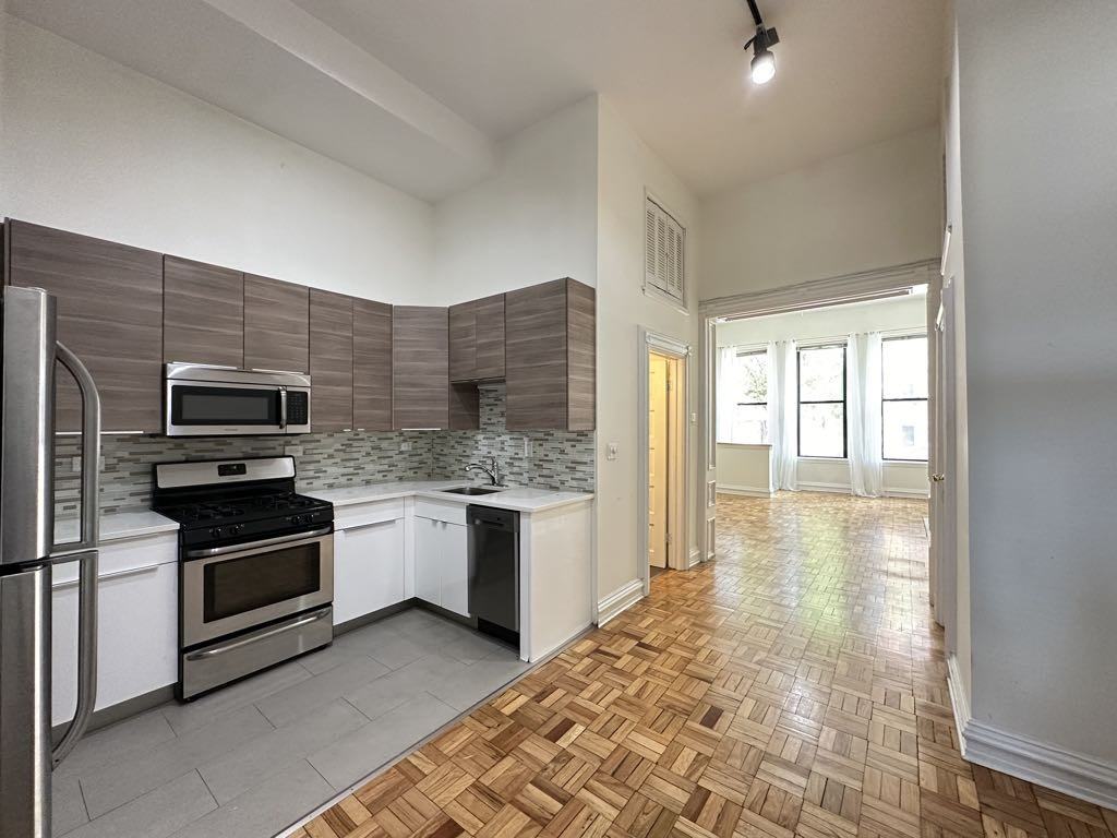 1160 N La Salle Dr #1 - Photo 6 of 21