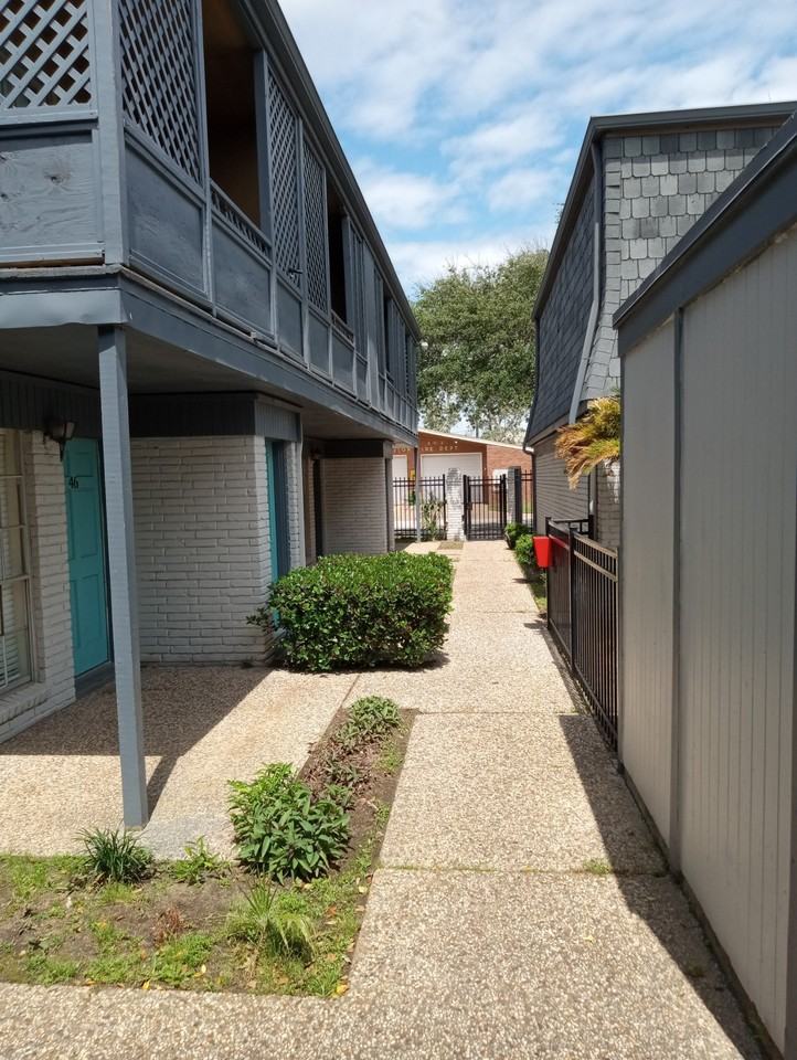 615 Holiday Drive - Photo 2 of 10