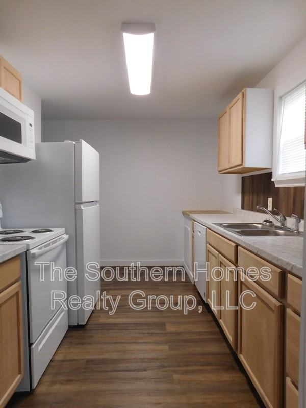 1020 Moore St - Photo 3 of 9