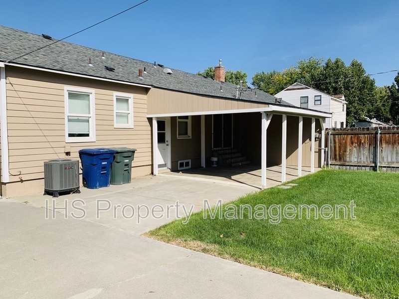 302 Bernard Ave - Photo 2 of 11