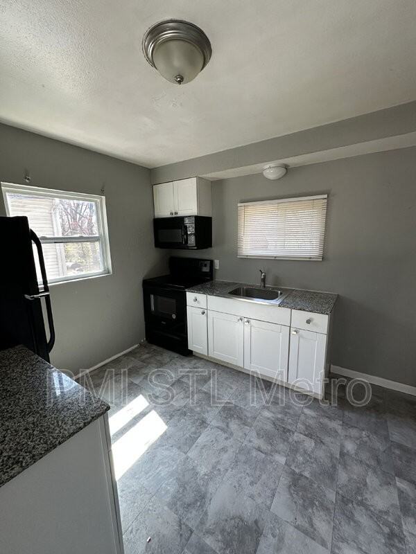 10437 Lord Dr - Photo 3 of 9