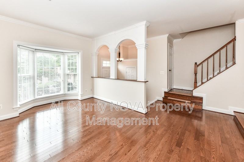 6006 Kelsey Ct - Photo 4 of 31