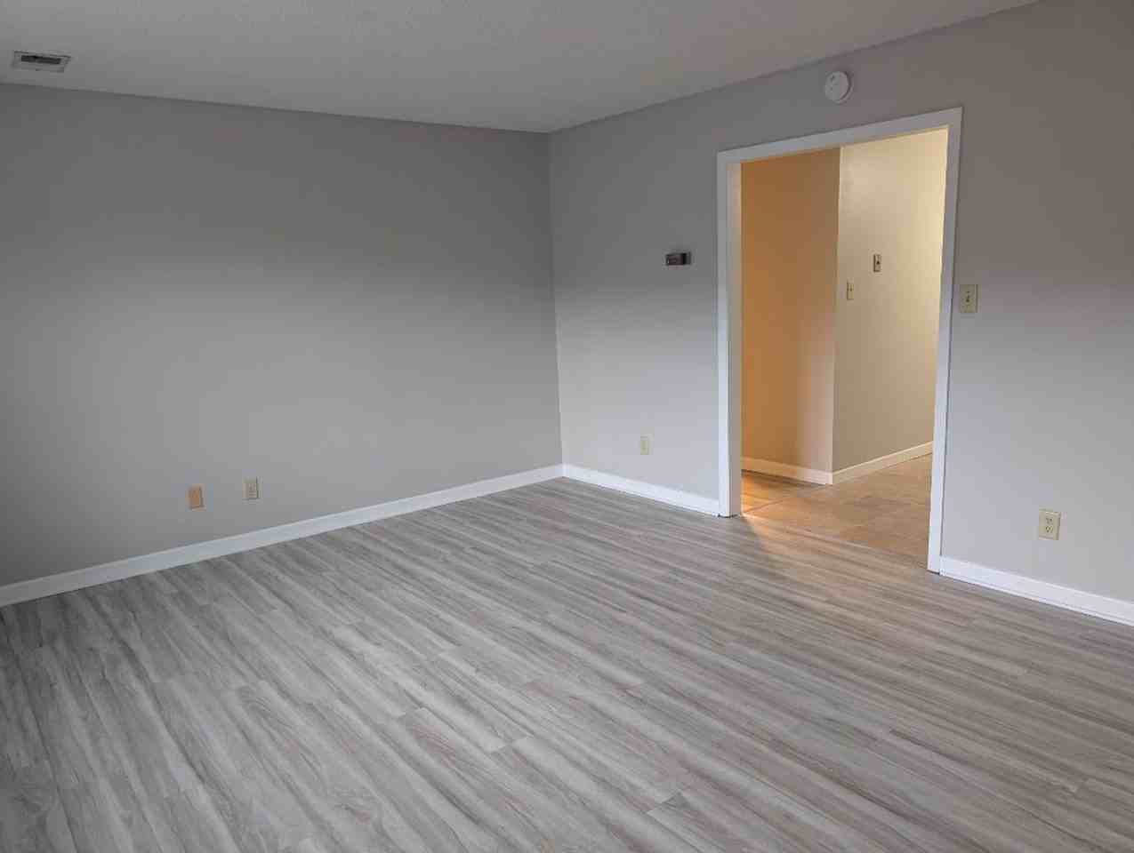 Lovell Road Apartment - Photo 3 of 26