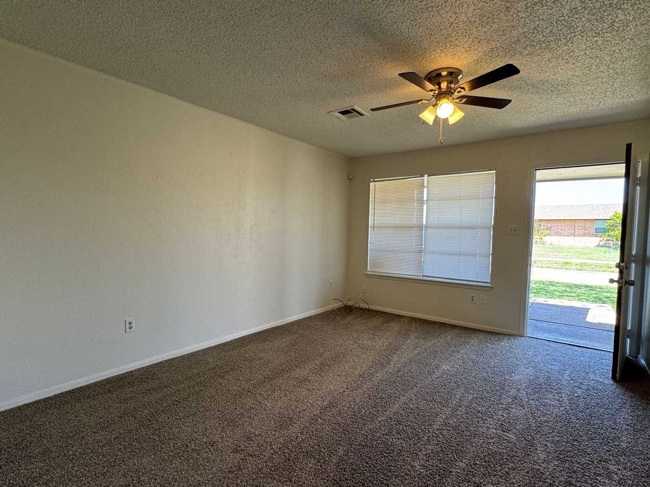 6938 Sw Forest Ave - Photo 3 of 12