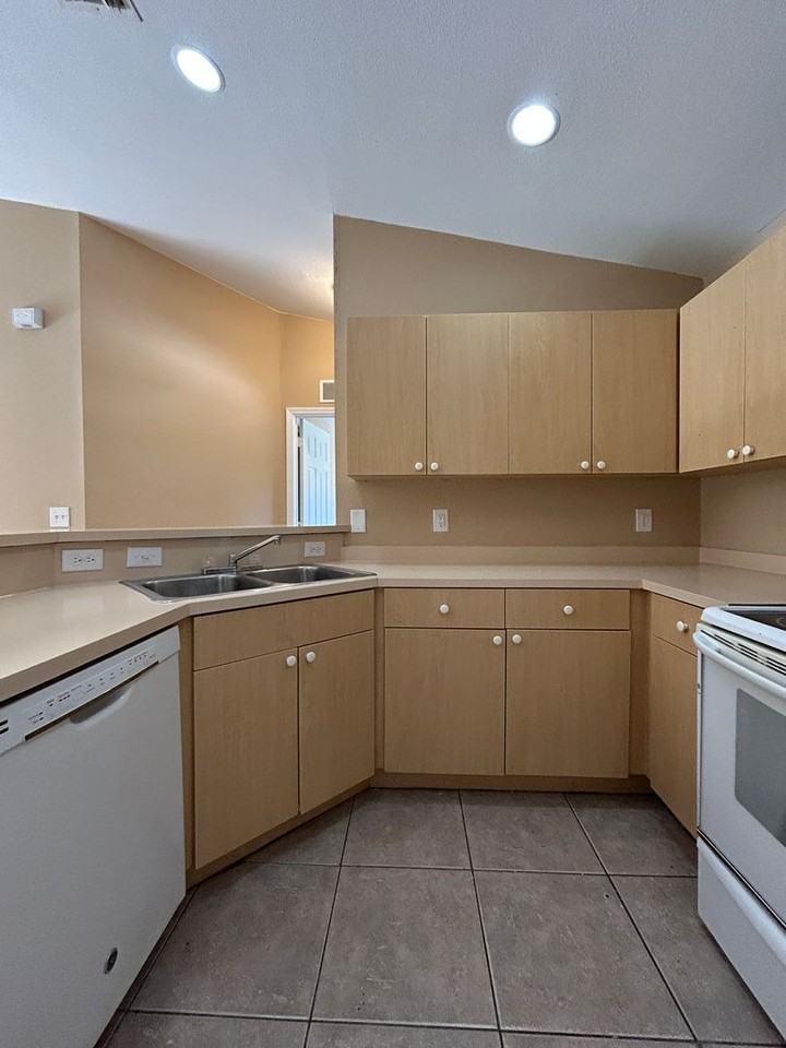 635 Hawthorne Ave S - Photo 3 of 21