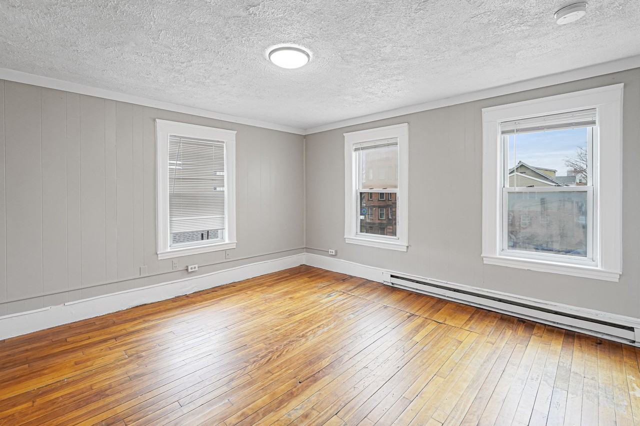 250 Pleasant St - Photo 2 of 16