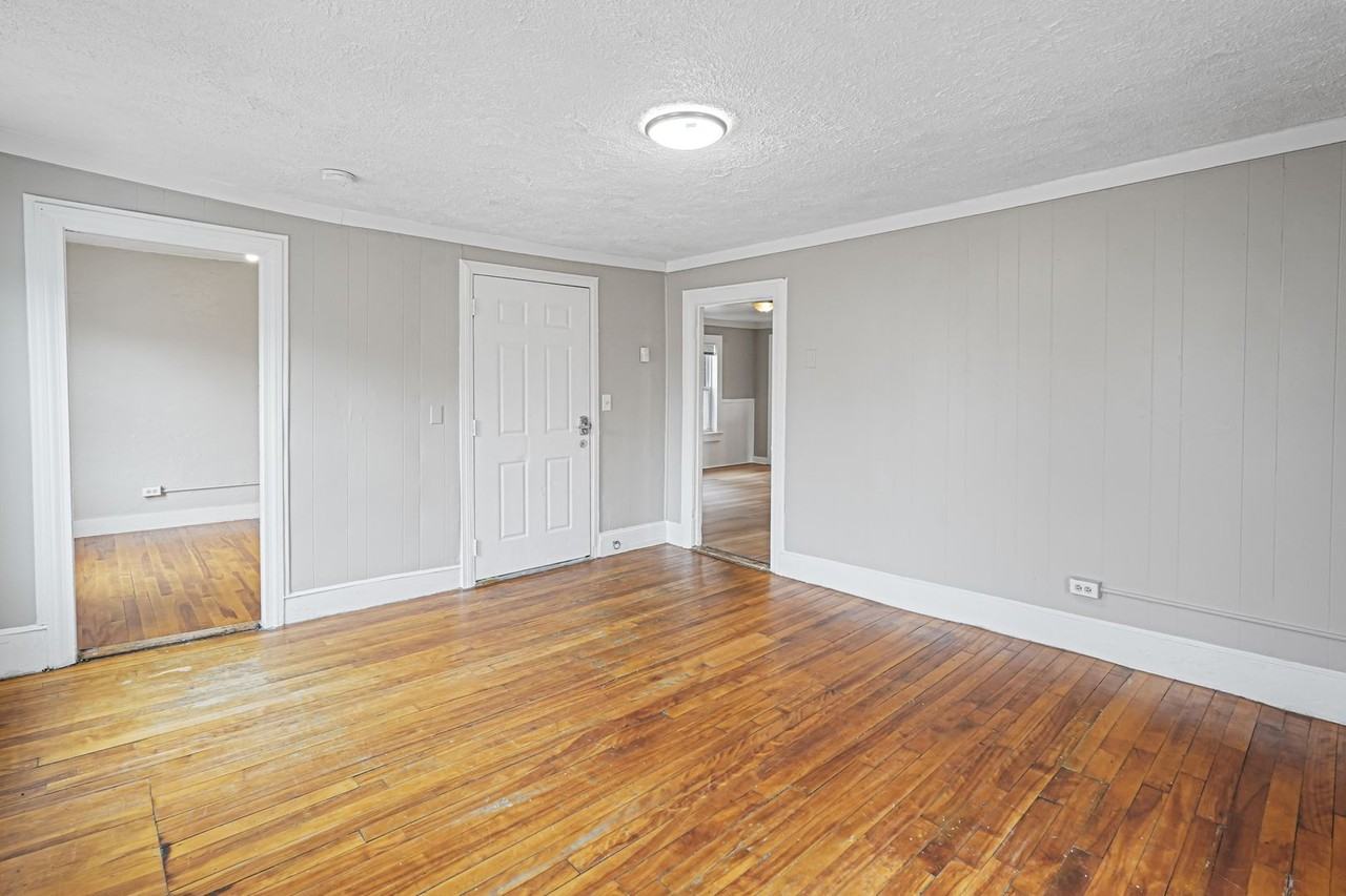 250 Pleasant St - Photo 3 of 16