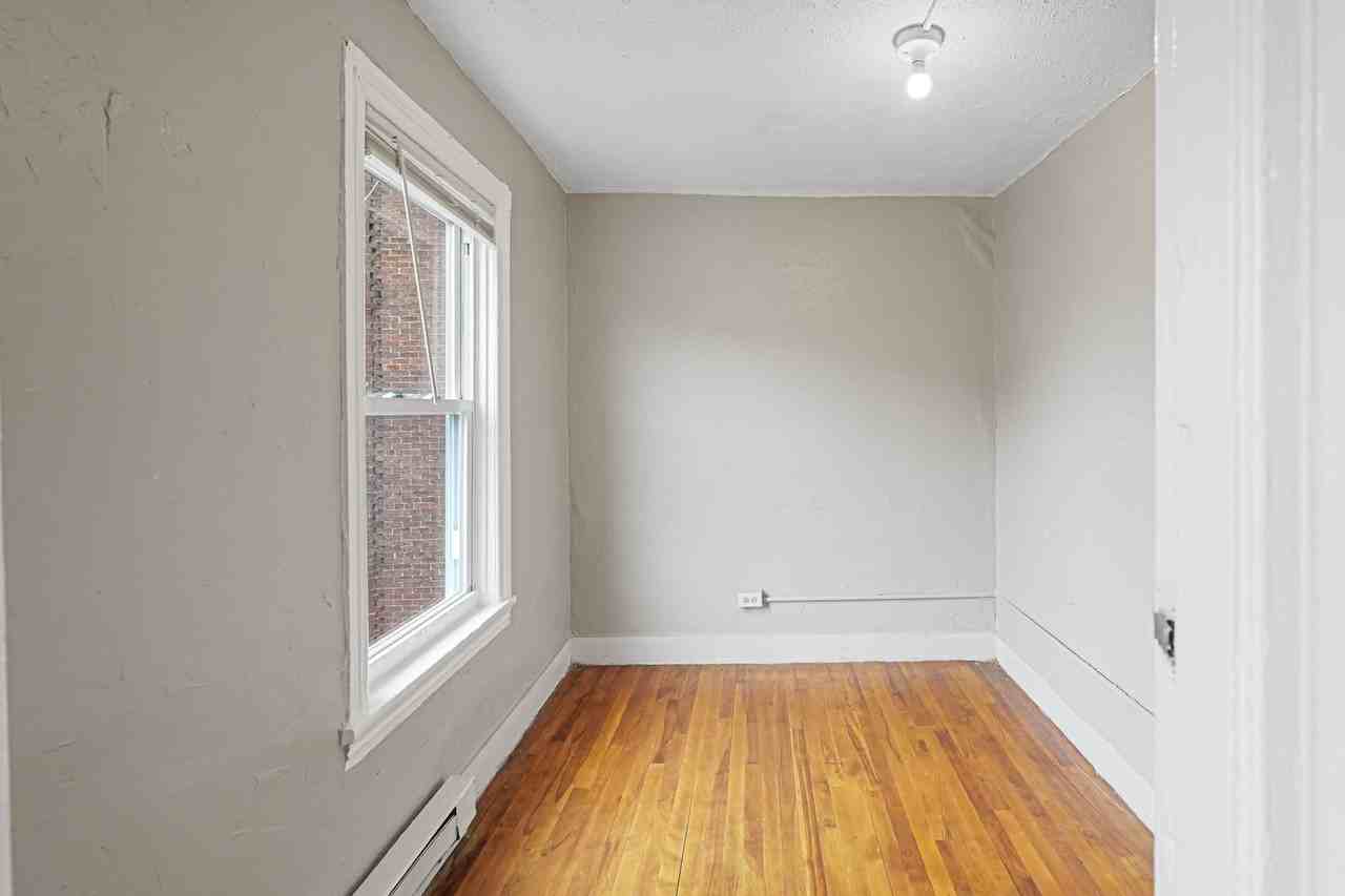 250 Pleasant St - Photo 4 of 16