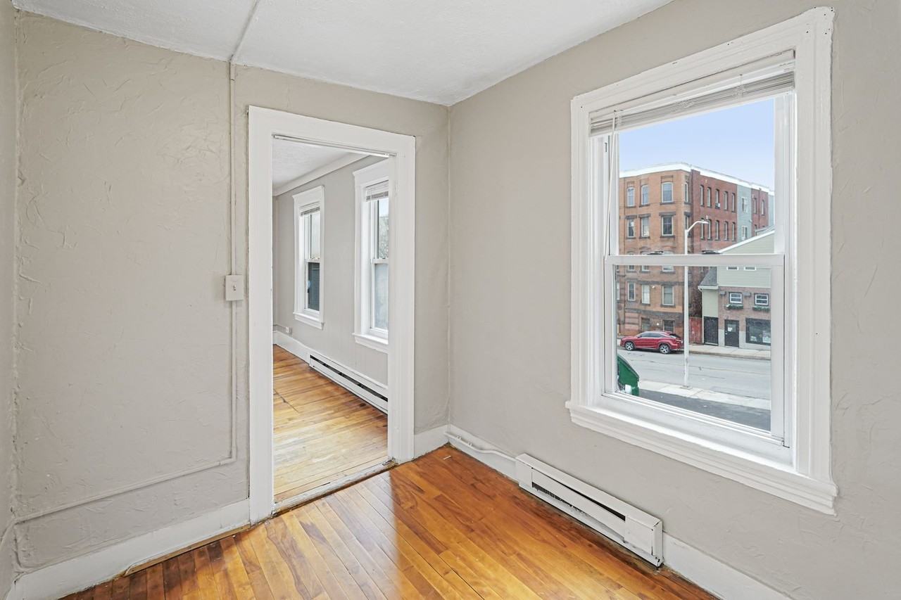 250 Pleasant St - Photo 5 of 16