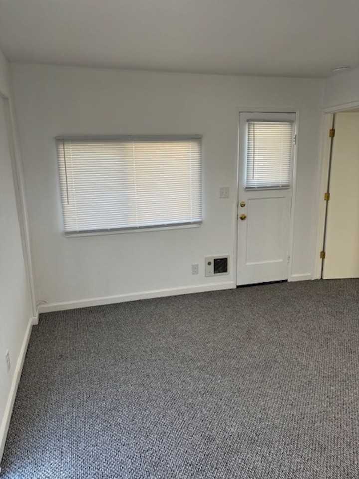 539 E Newlove Dr Apt C - Photo 3 of 9