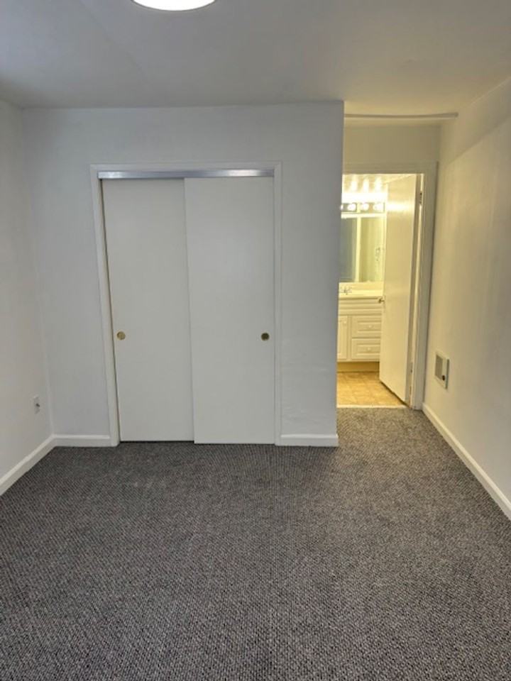 539 E Newlove Dr Apt C - Photo 4 of 9