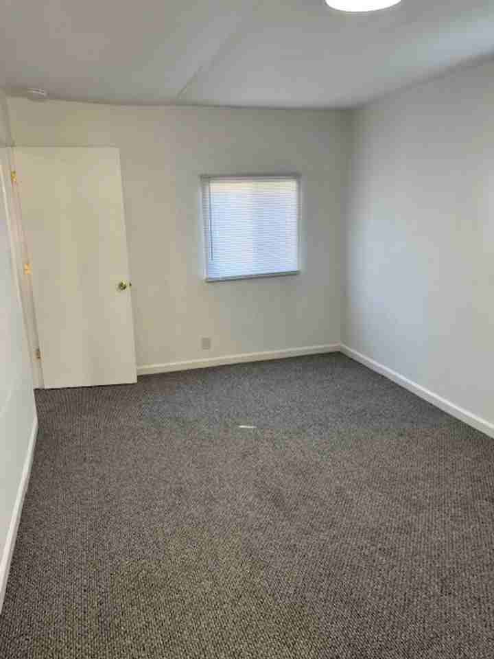 539 E Newlove Dr Apt C - Photo 5 of 9