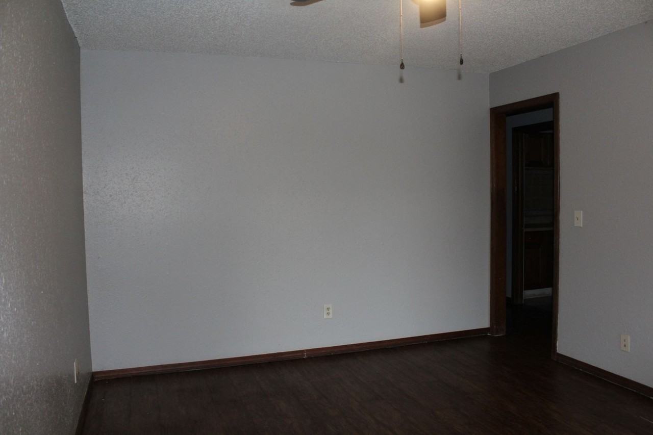 4033 S Locust Dr - Photo 3 of 14