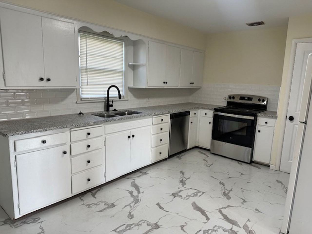 2170 S Link Ave - Photo 2 of 5