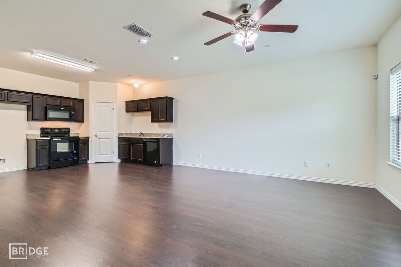 1349 Lake Crest Ln - Photo 3 of 25