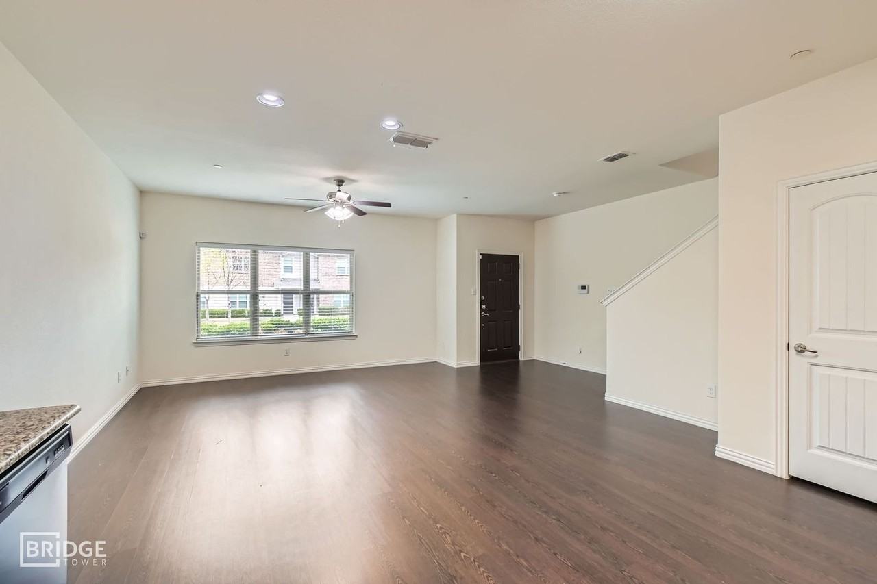 1349 Lake Crest Ln - Photo 4 of 25