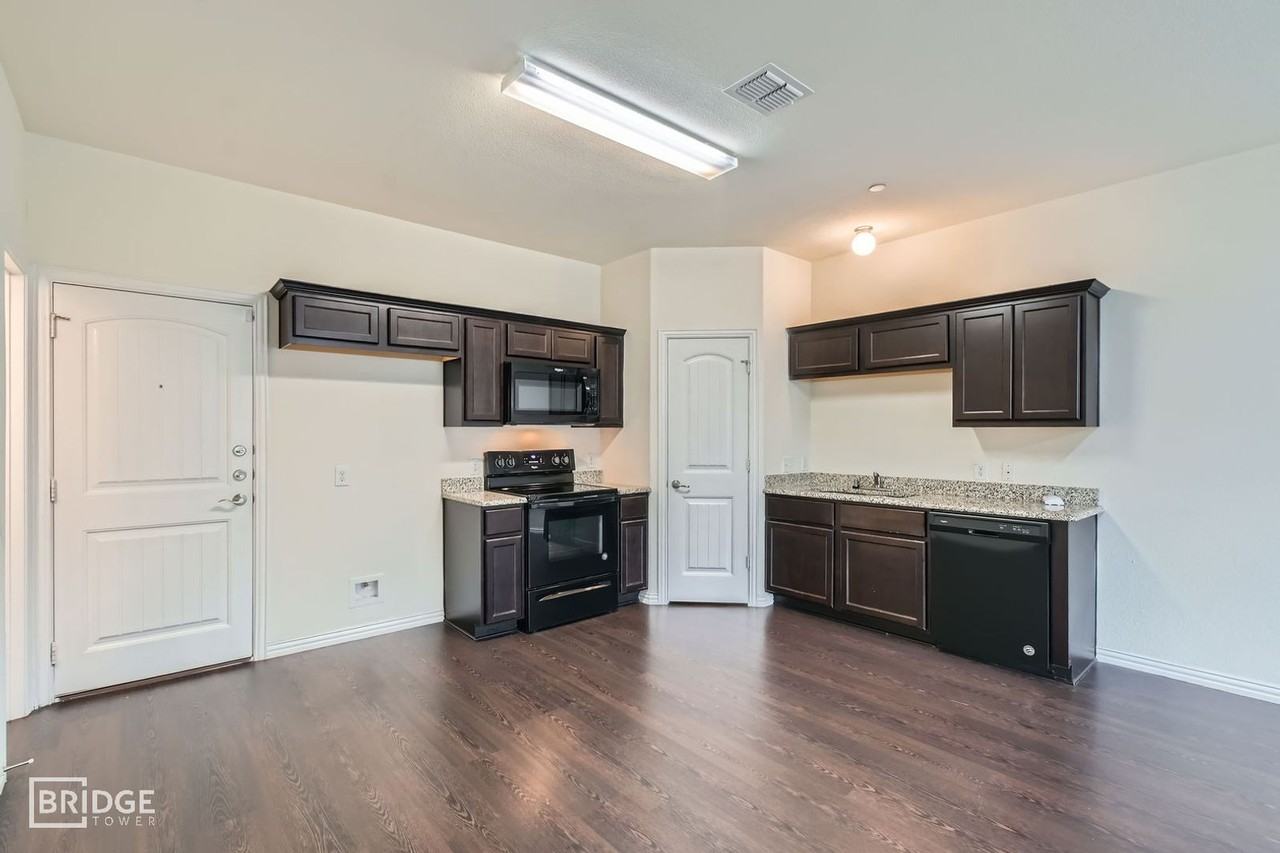 1349 Lake Crest Ln - Photo 5 of 25