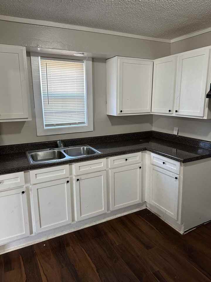 1154 Springdale St - Photo 2 of 3