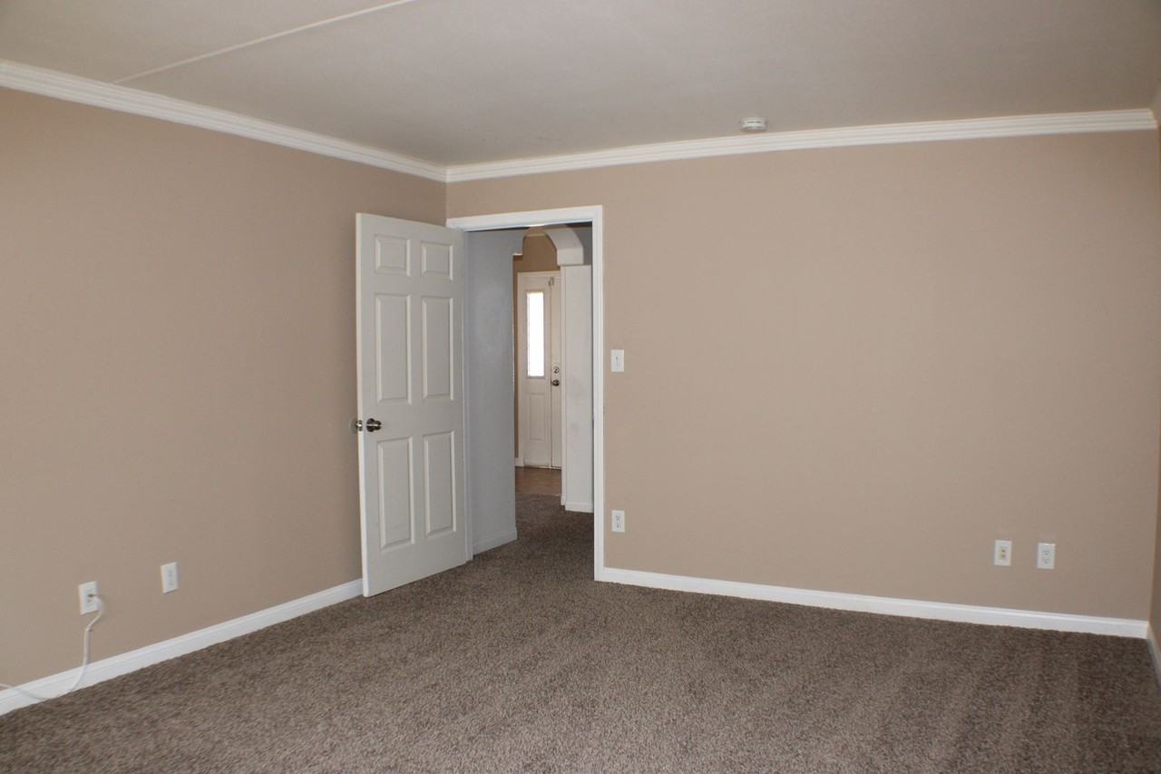 8144 Fernwood Ave - Photo 7 of 18