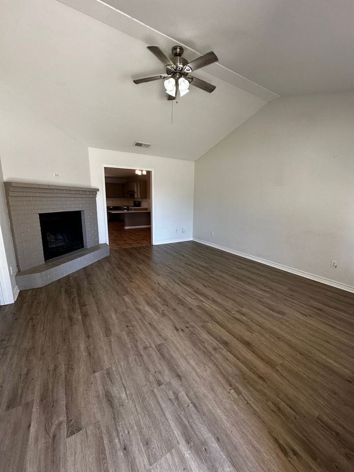 31 Dawn Cir Apt B - Photo 2 of 11