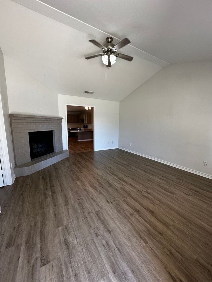 31 Dawn Cir Apt B - Photo 3 of 11