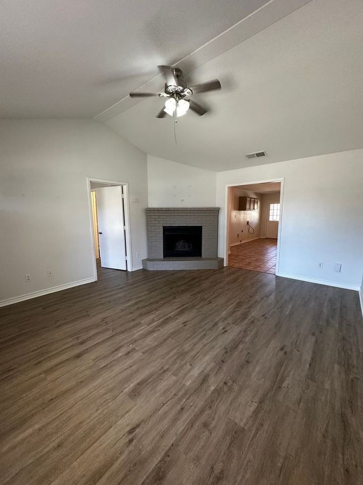 31 Dawn Cir Apt B - Photo 4 of 11