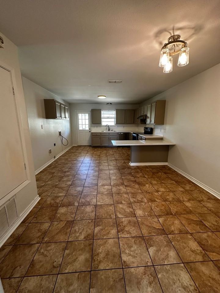 31 Dawn Cir Apt B - Photo 5 of 11