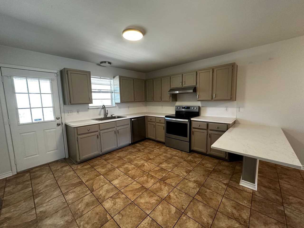 31 Dawn Cir Apt B - Photo 6 of 11