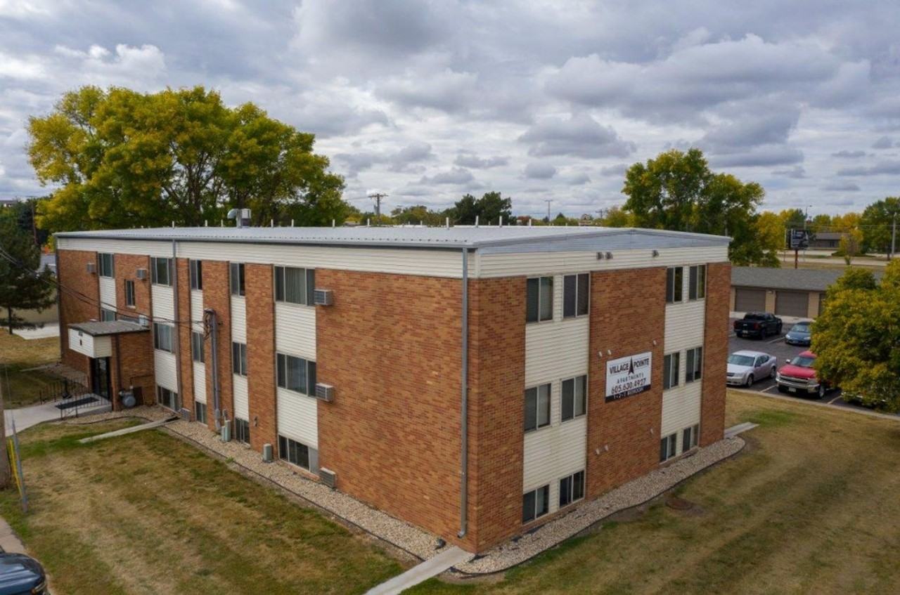 1, 2, 3 Bedroom Apartments - Photo 4 of 41