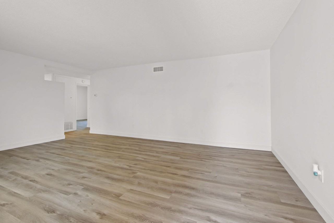 14561 Del Amo Ave - Photo 6 of 17