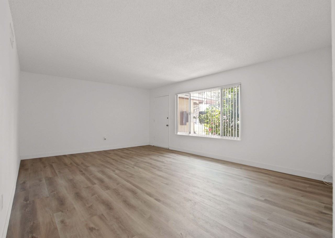 14561 Del Amo Ave - Photo 7 of 17