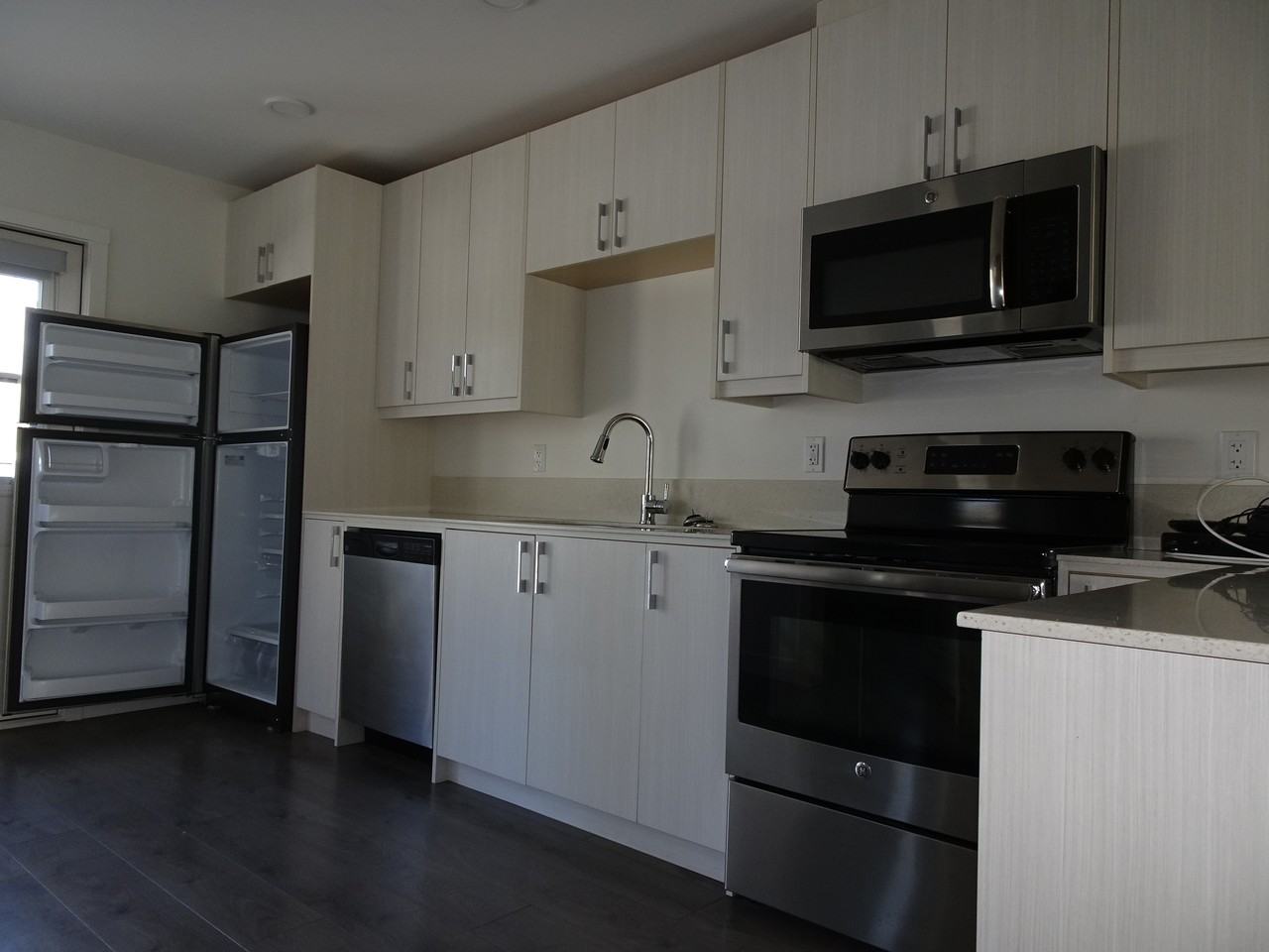 166 Mcpherson Cres #202 - Photo 4 of 11