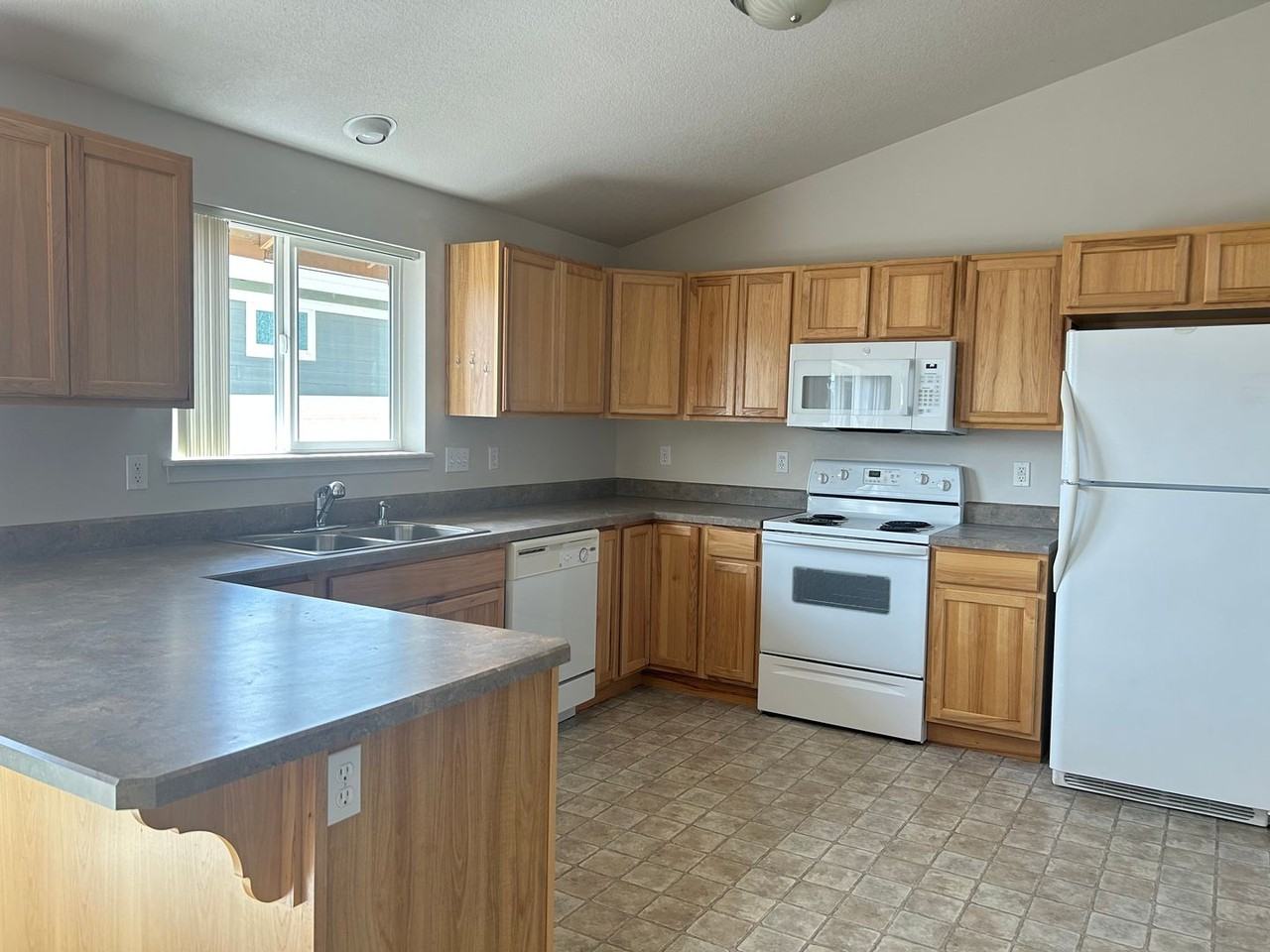 463 Se Ponderosa Dr - Photo 3 of 10