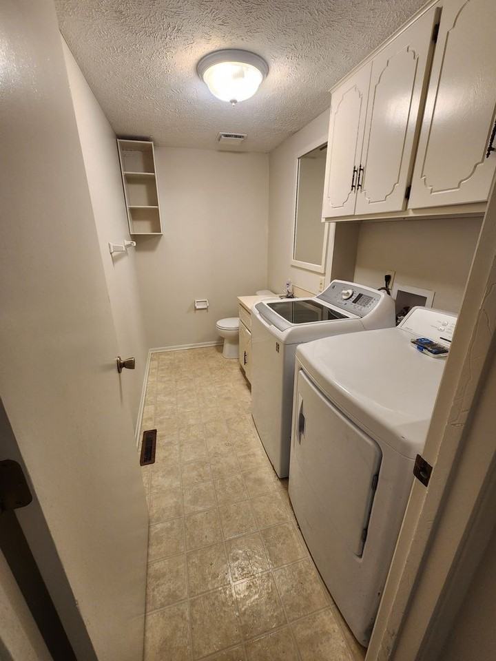 15945 Gold Cir - Photo 3 of 15