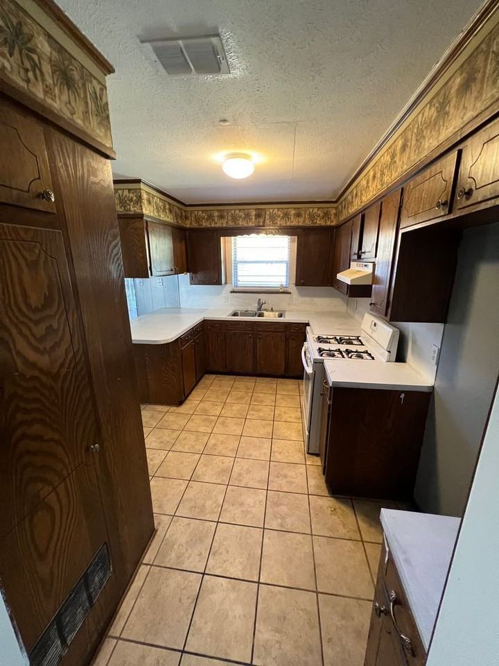 3042 Lone Oak Dr - Photo 2 of 15