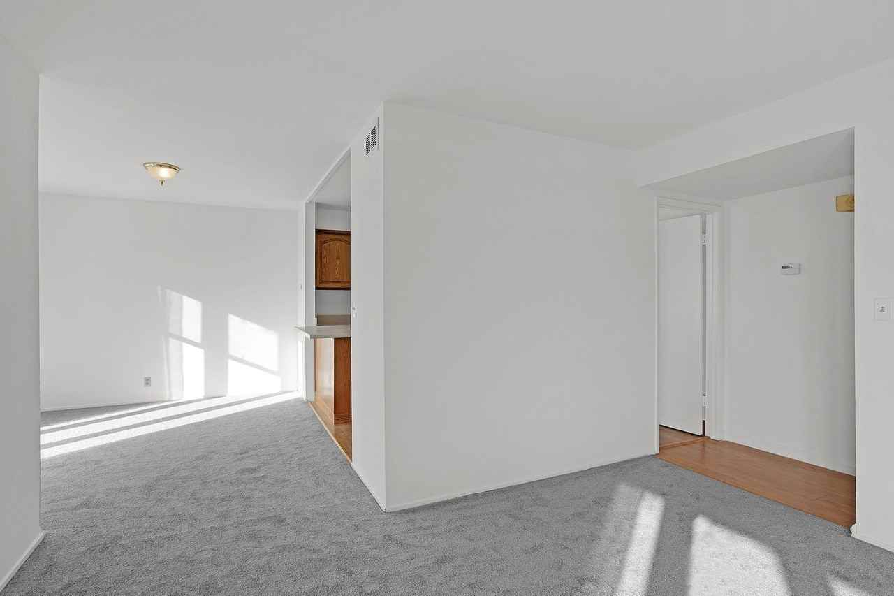 164 Oxford Ln - Photo 2 of 8