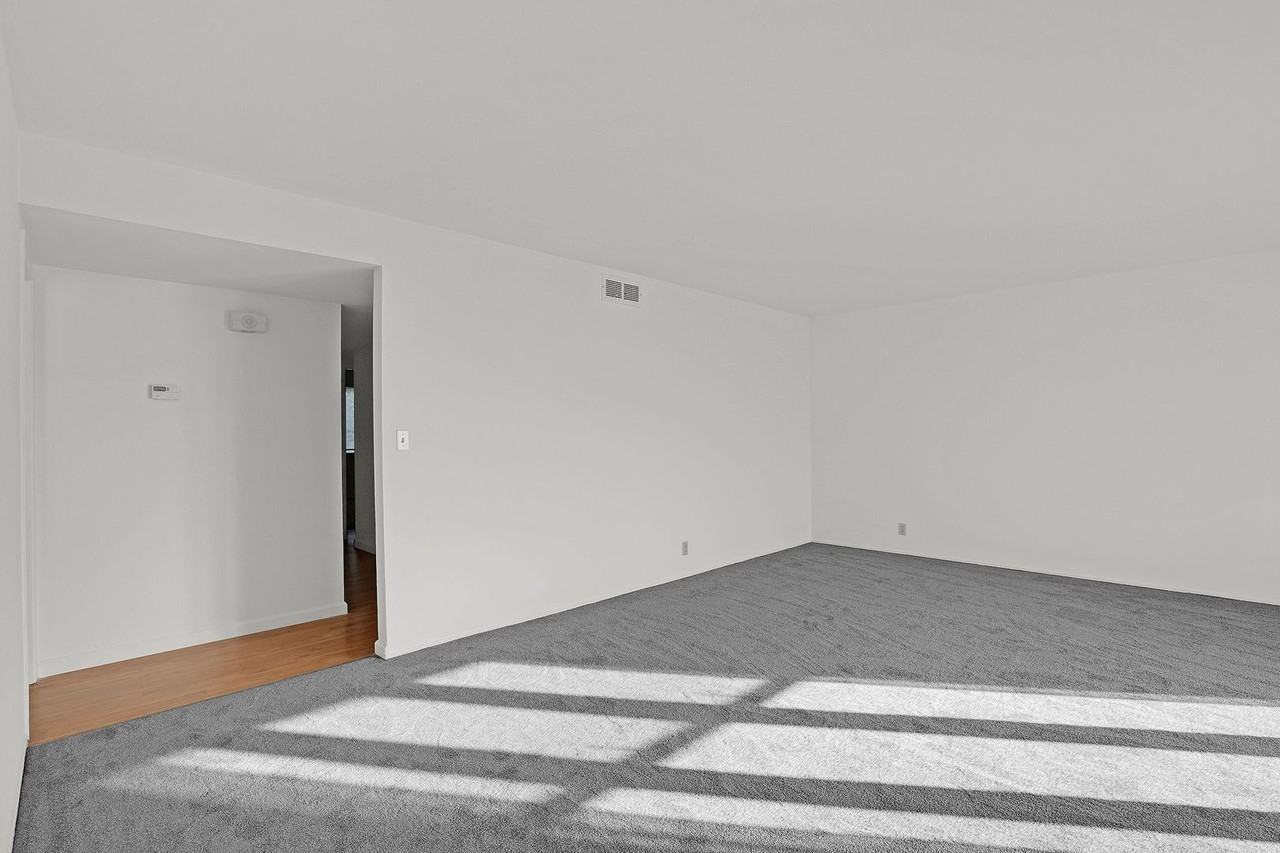 164 Oxford Ln - Photo 3 of 8