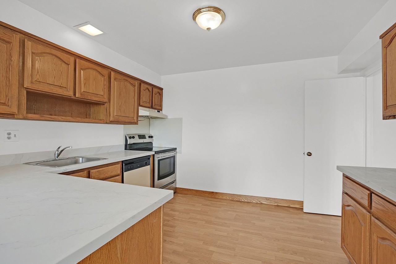 164 Oxford Ln - Photo 4 of 8