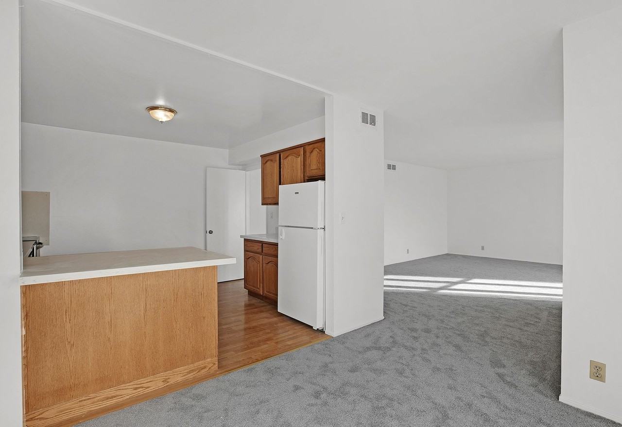 164 Oxford Ln - Photo 6 of 8