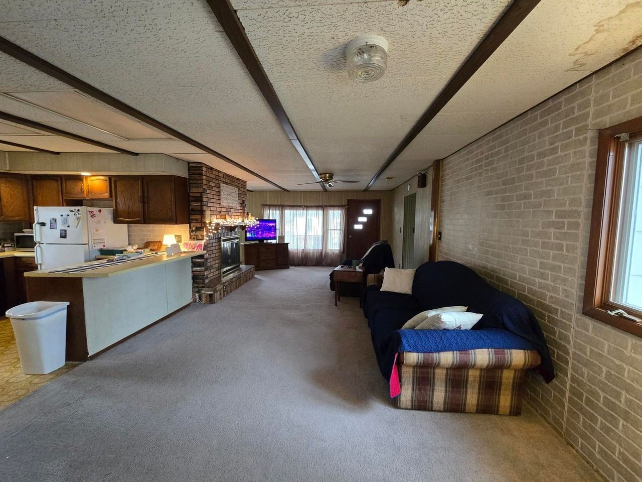 301 E Green St - Photo 3 of 16