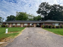 featured image of 305 E 12th St